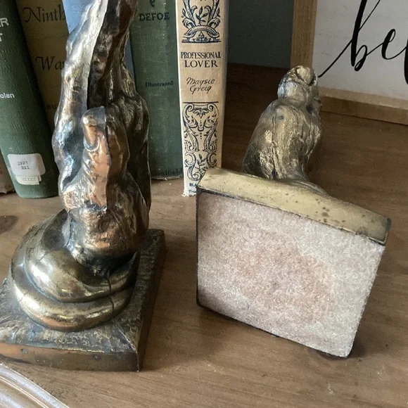 Hand sculpture brass/gold bookends - Picture 4 of 5